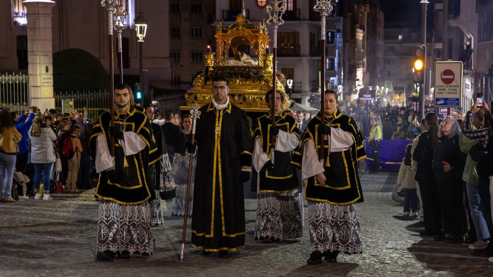 Luto y duelo en la noche del Viernes Santo, en imágenes