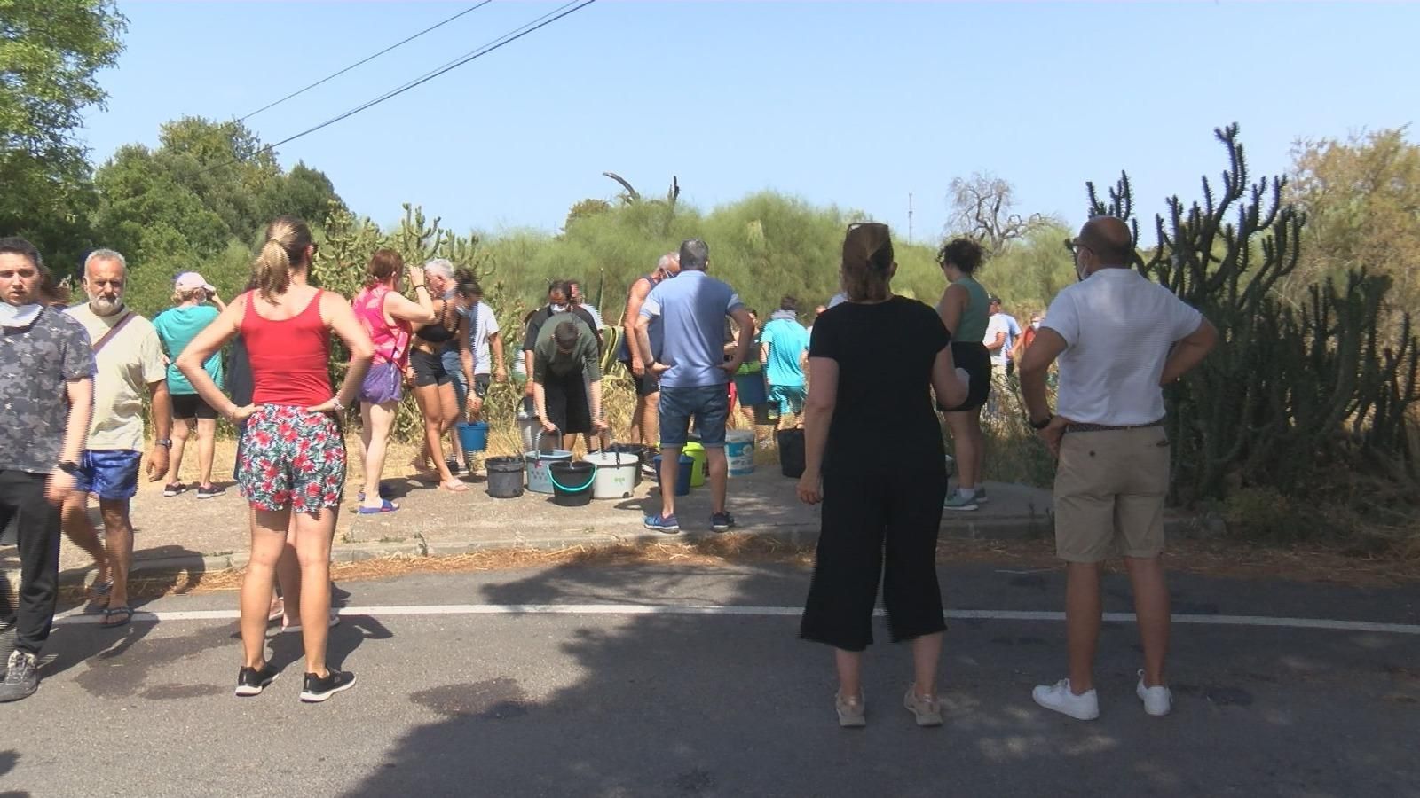 Vecinos de El Almendral ayudan a sofocar el incendio Vecinos de El Almendral ayudan a sofocar el incendio