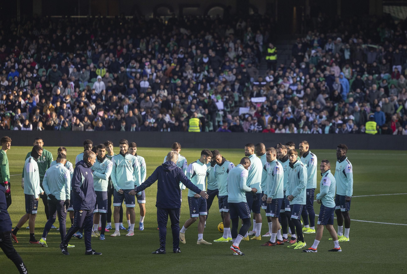 Pellegrini se dirige al plantel antes del entrenamiento del pasado sábado.