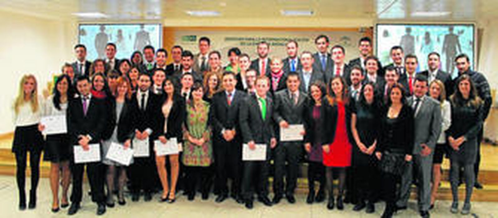 Fotografía de familia de los 50 seleccionados para el programa Extenda-Becas de Internacionalización.