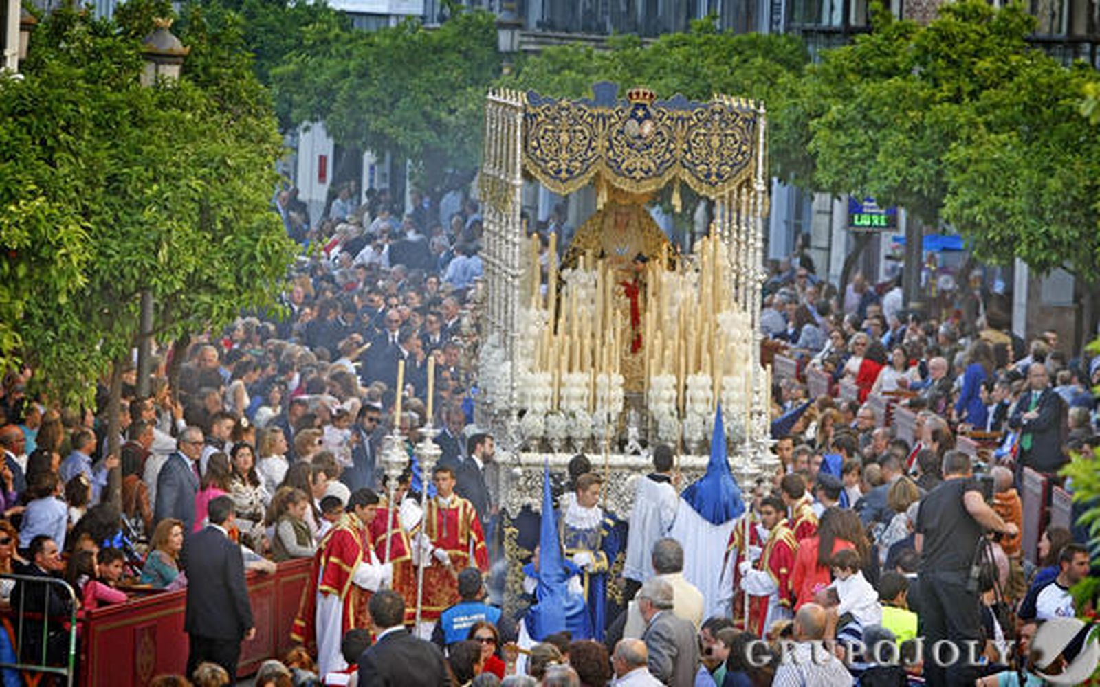 La Virgen de la Estrella, a su paso por la Carrera Oficial y envuelta entre los aromas del incienso.

Foto: Pascual