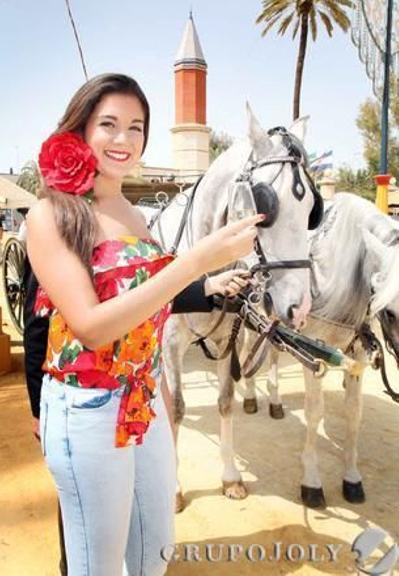 La jerezana Marina García brinda por una feliz Feria del Caballo en el Real.   Foto: Vanesa Lobo