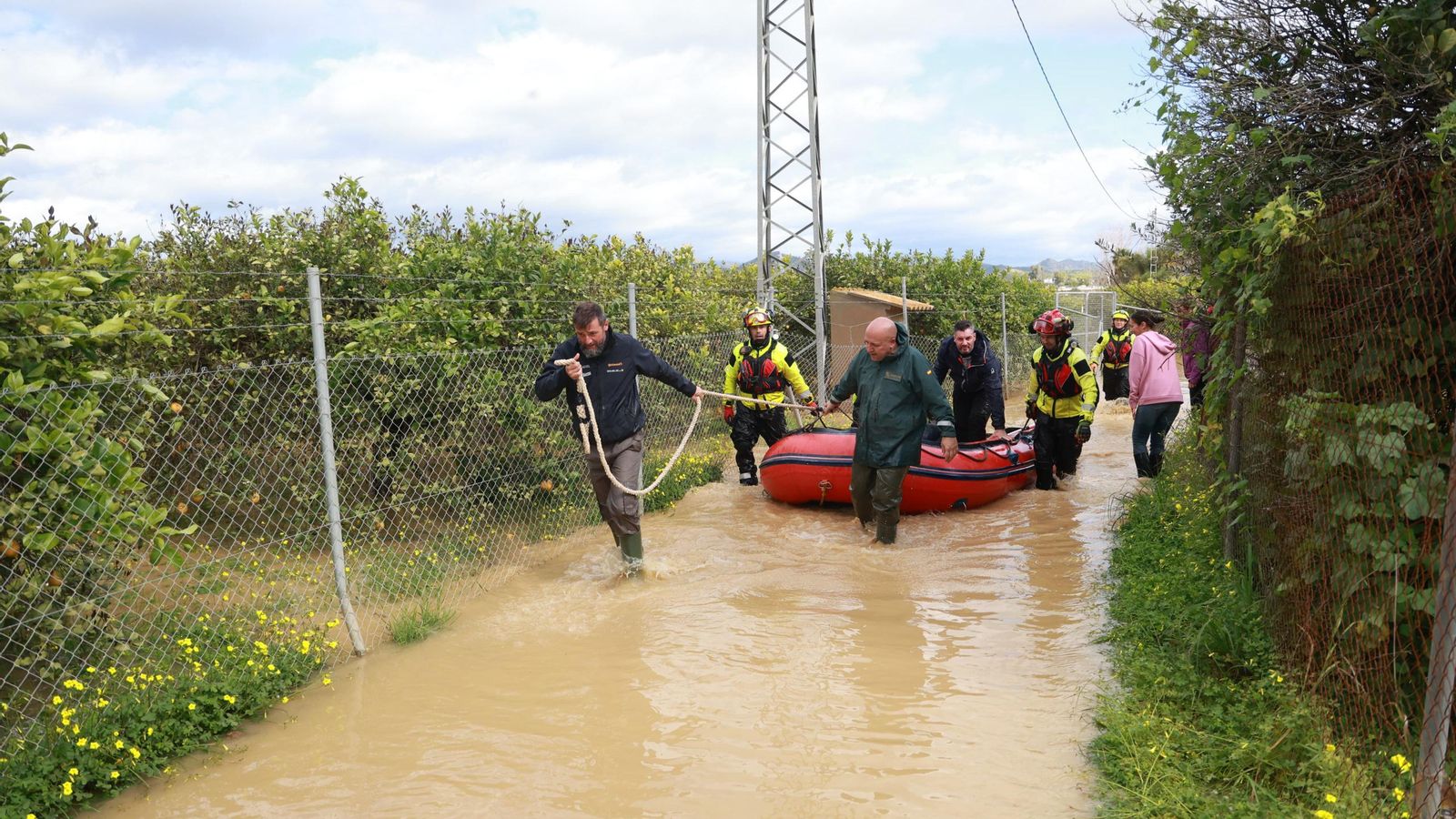 Guardia Civil y Bomberos rescataron a seis voluntarios y 16 perros.
