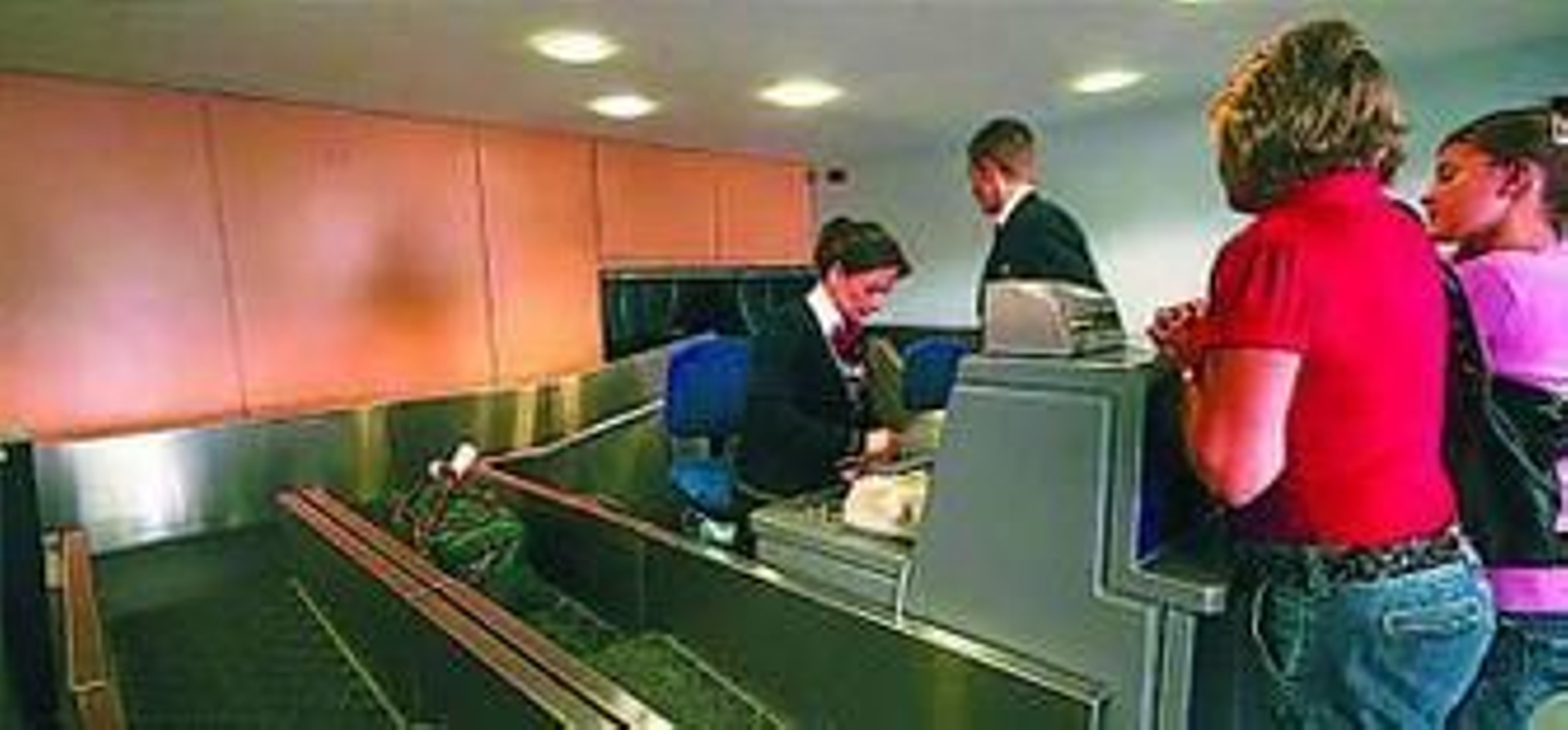 Dos chicas facturan en el aeródromo del Peñón.