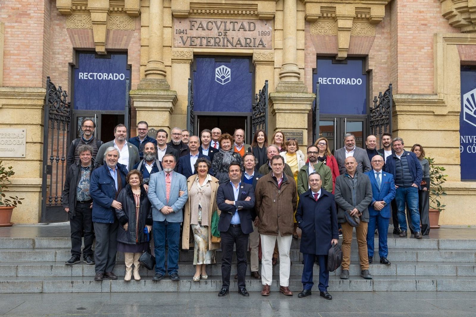 Los académicos andaluces de Gastronomía y Turismo ante el Rectorado de la Universidad de Córdoba