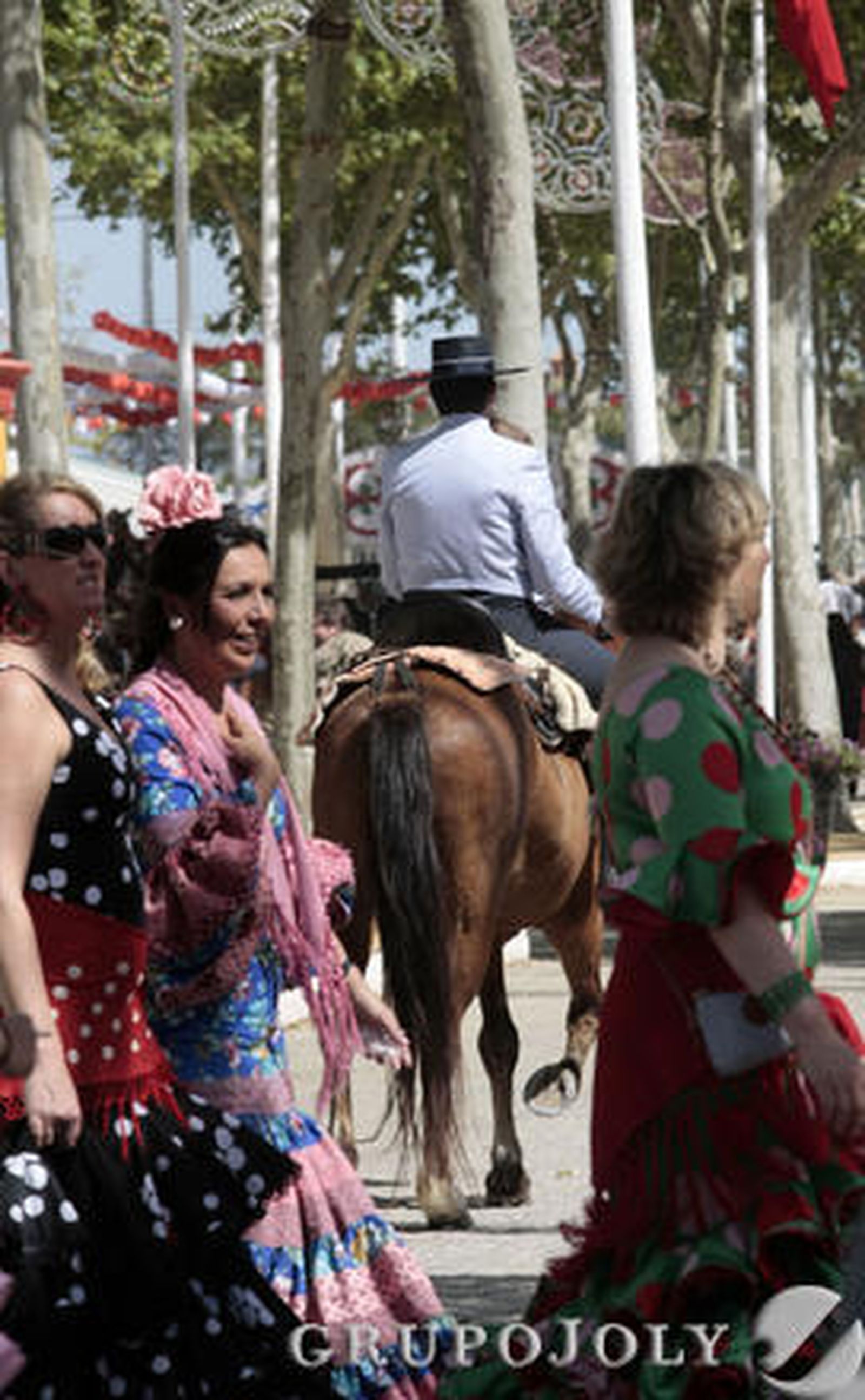 Un caballista pasea por una de las avenidas del recinto de Las Banderas.  Foto: Fito Carreto