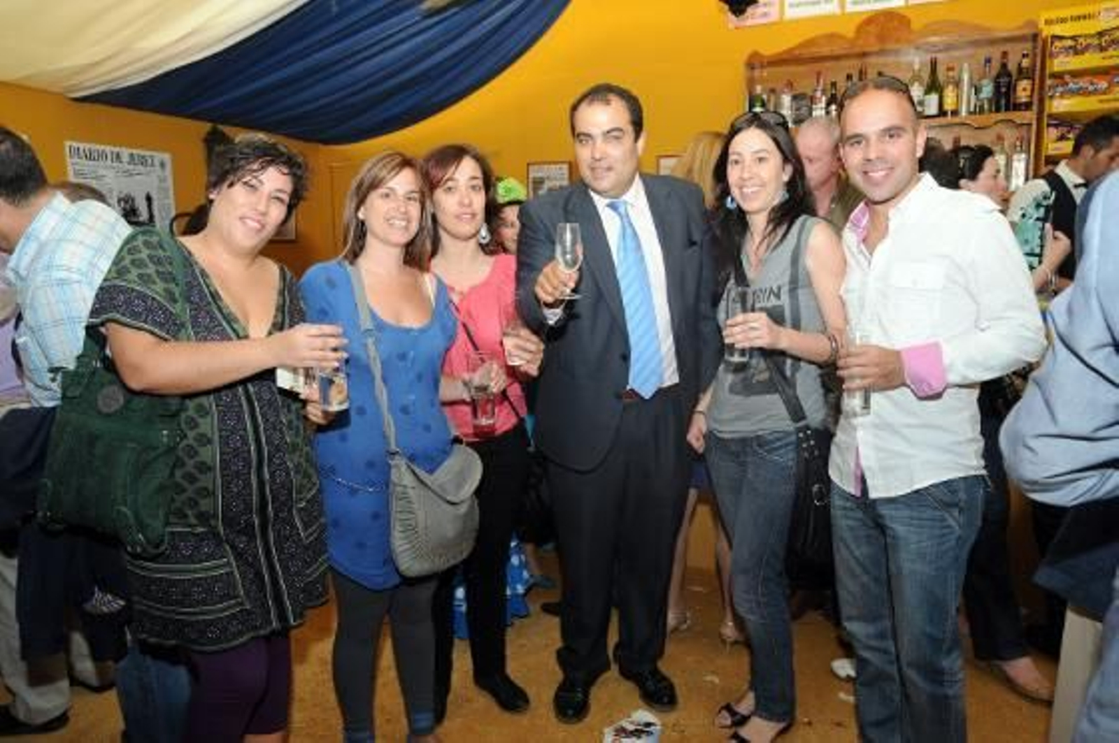 David Fernández junto con compañeros de Diario de Cádiz. Aparecen en la foto, de izquierda a derecha, Tamara García, Alicia Ruiz, Beatriz Revilla, Virginia León y Paco Ceballos.

Foto: Manuel Aranda