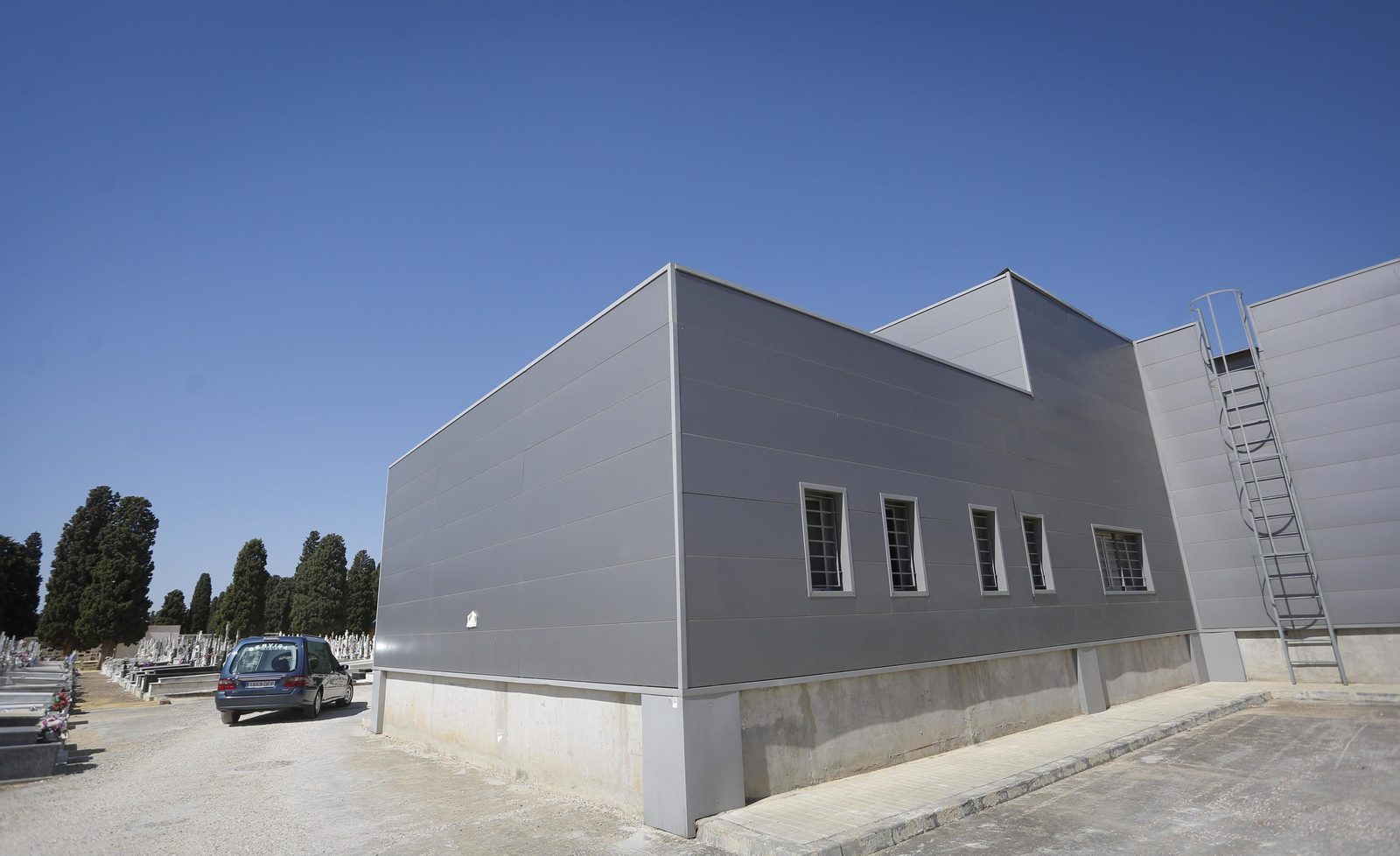 Imágenes del mal estado de los hornos, frigorificos y fosas comunes del cementerio de Sevilla.