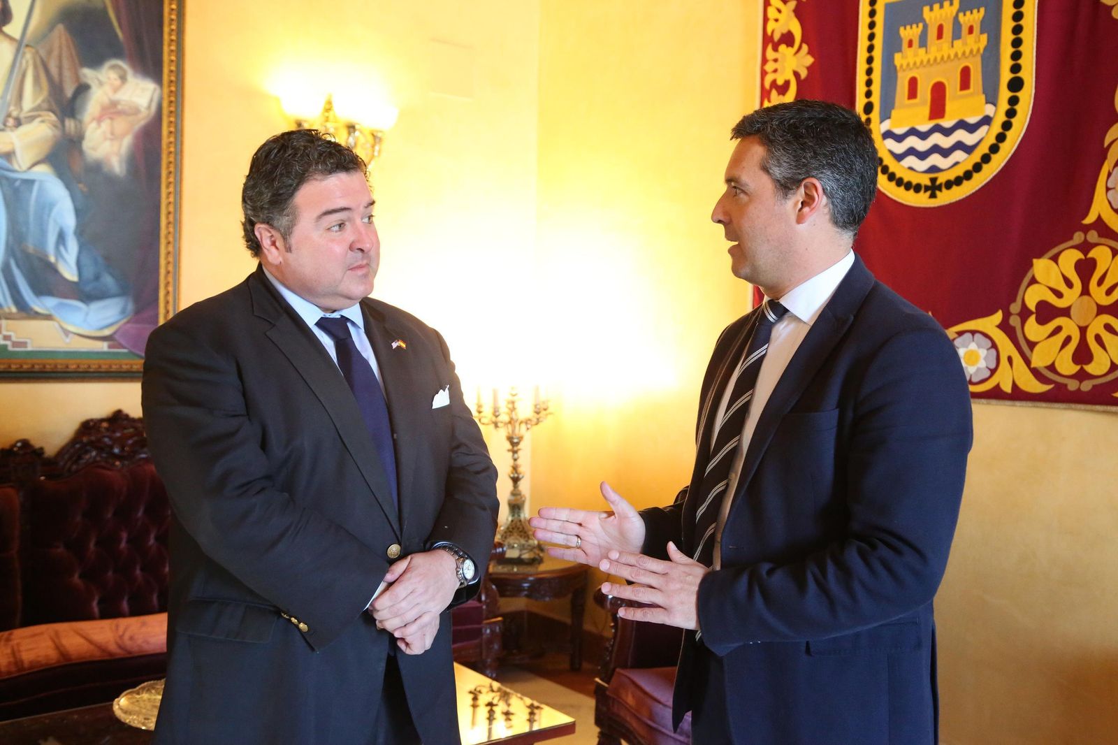 El embajador de EEUU en España, con el alcalde de Rota en el Ayuntamiento.