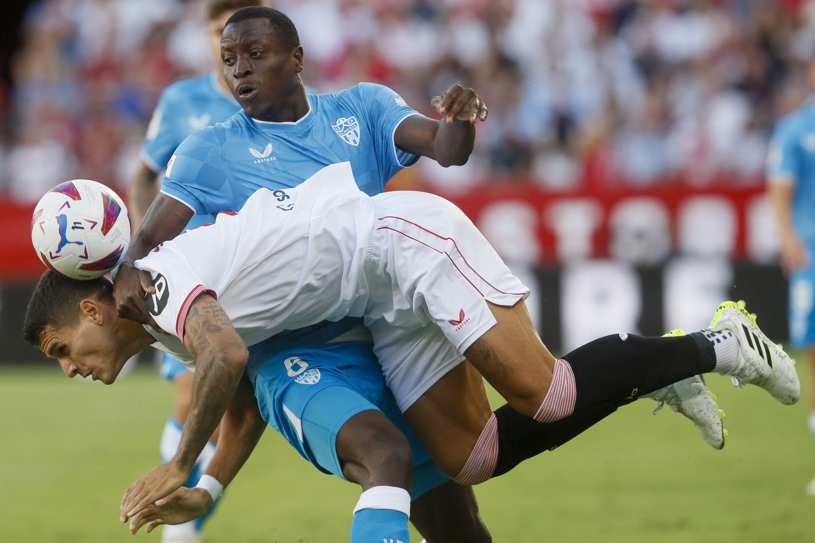 Lopy pelea por un balón con Lamela en el choque disputado en el Ramón Sánchez-Pizjuán.