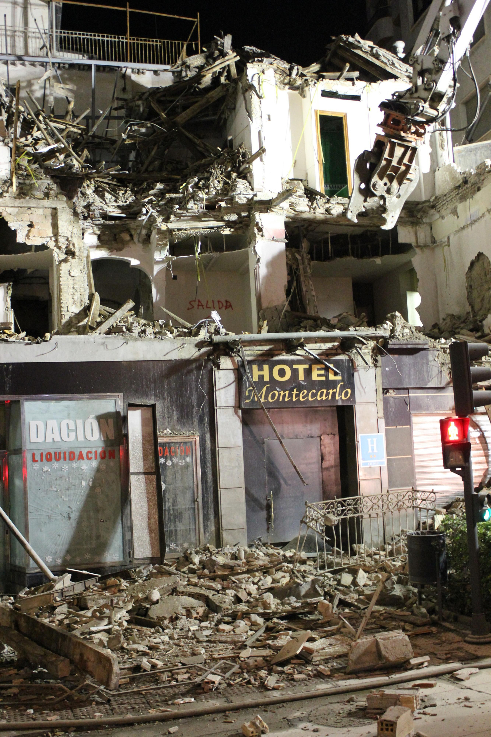 Imágenes del derribo del Hotel Montecarlo