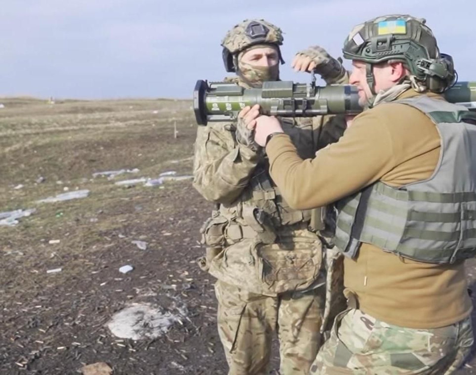 Seleznov, con un arma.