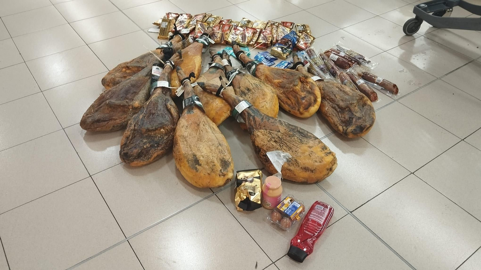 Los jamones recuperados por la Guardia Civil