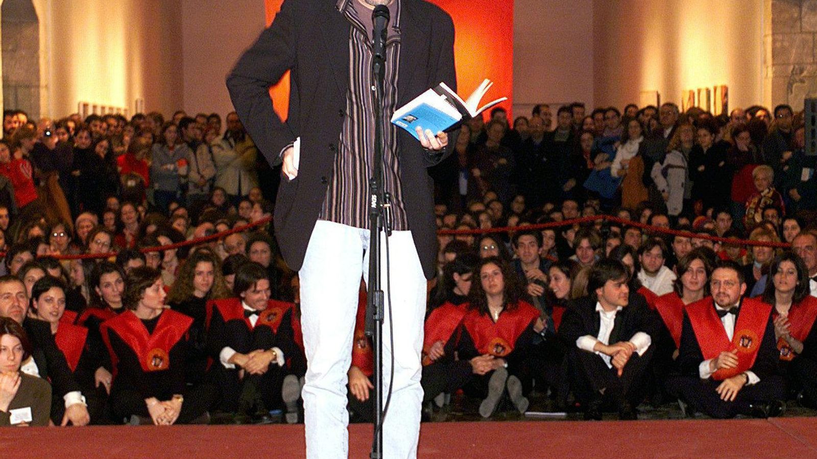 Joaquín Sabina durante un homenaje a Alberti en la Universidad de Granada.