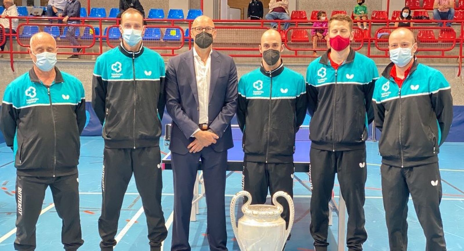 La plantilla, el cuerpo técnico y el presidente del Cajasur Priego.