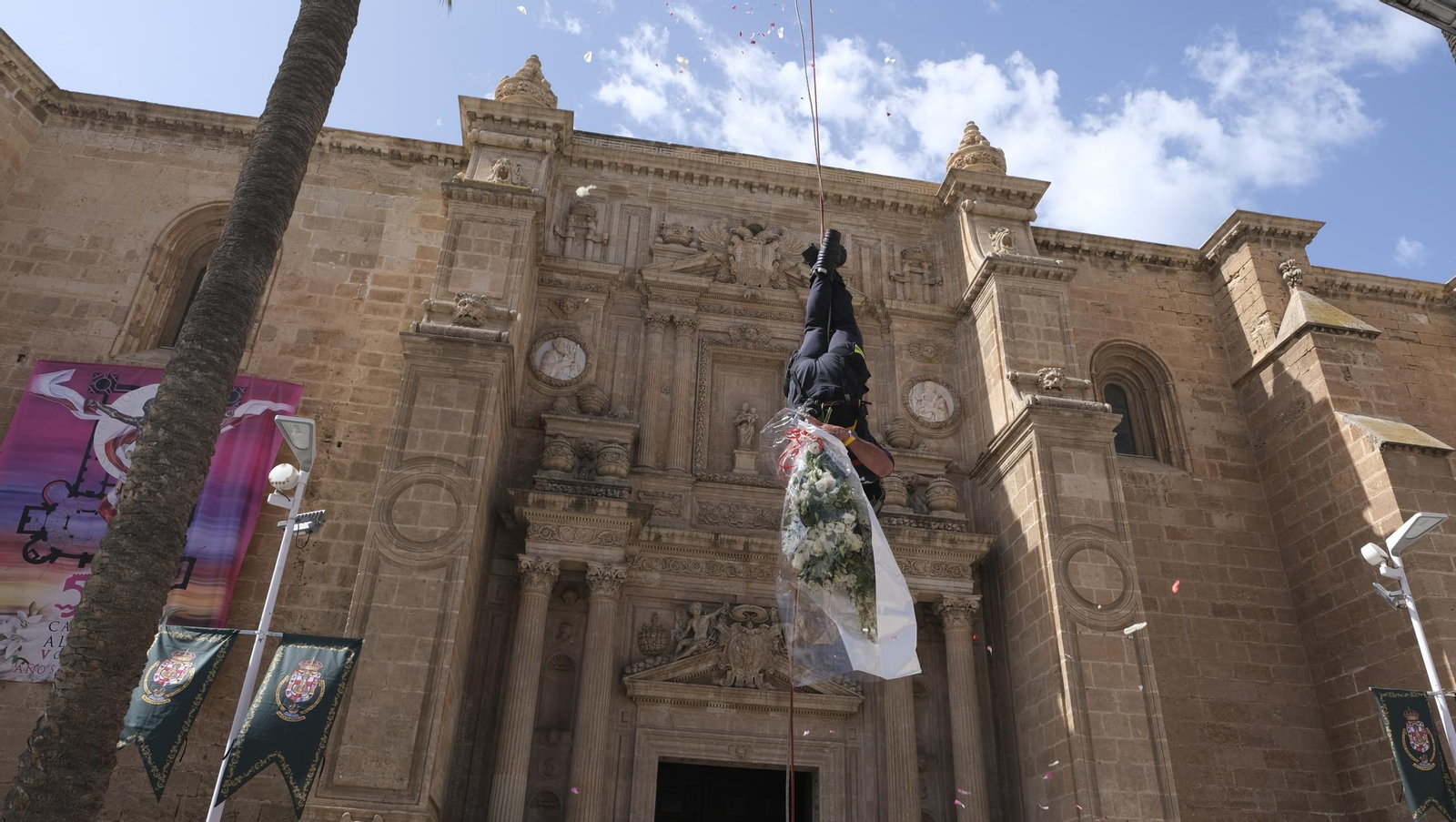 Ofrenda floral a la Virgen del Mar en la Feria de Almería 2024, en imágenes