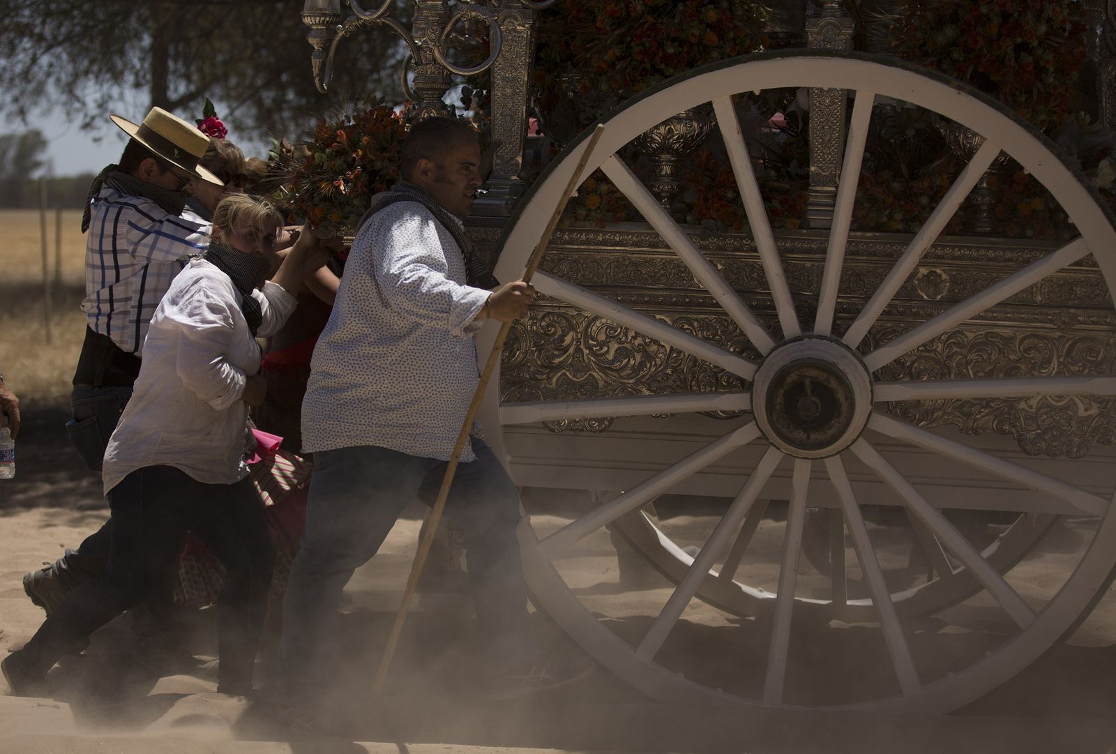 El paso de hermandades del Rocío por la Raya Real