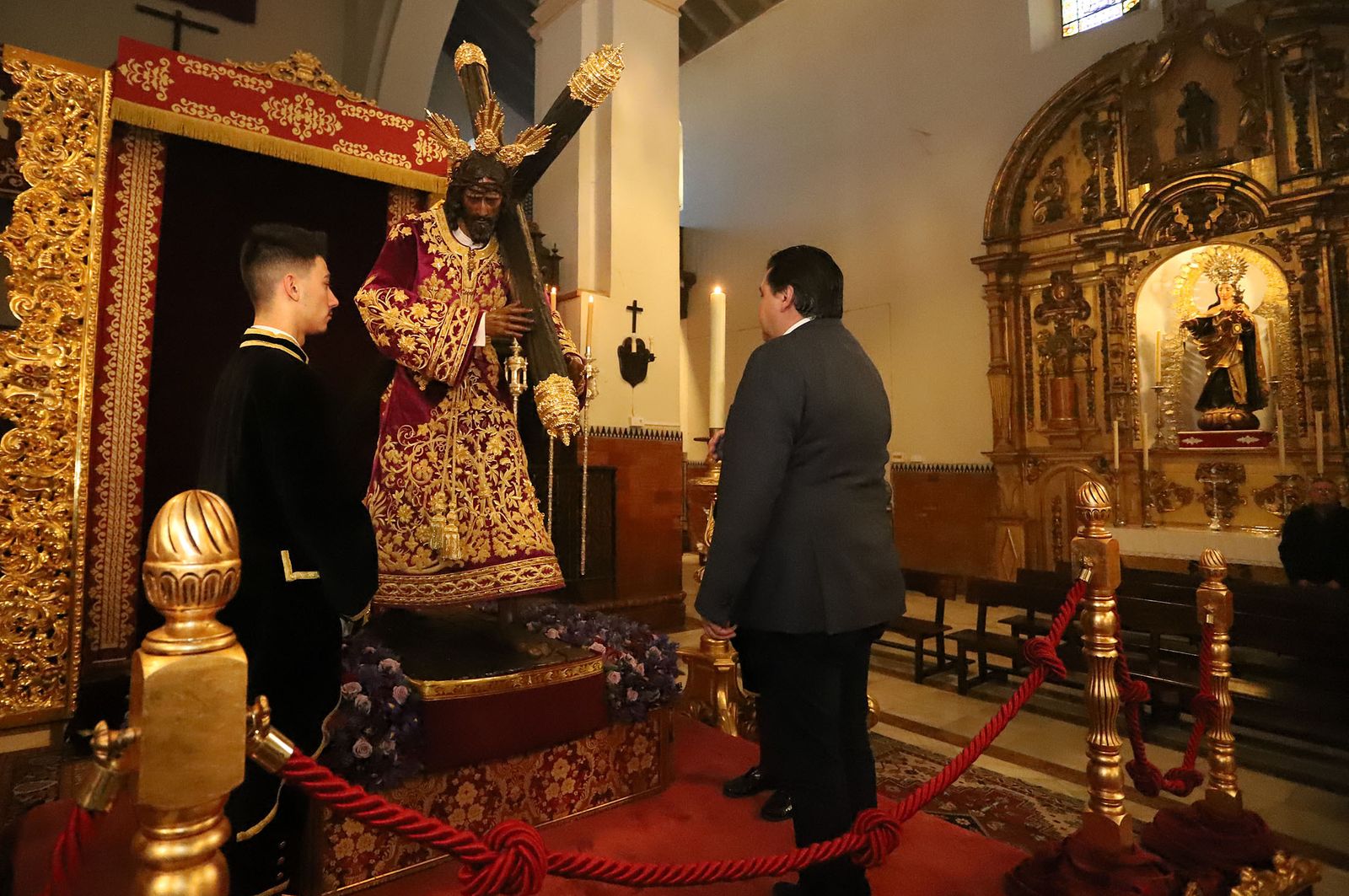 Imágenes de la bendición la la nueva túnica del Señor de Pasión y posterior besamanos