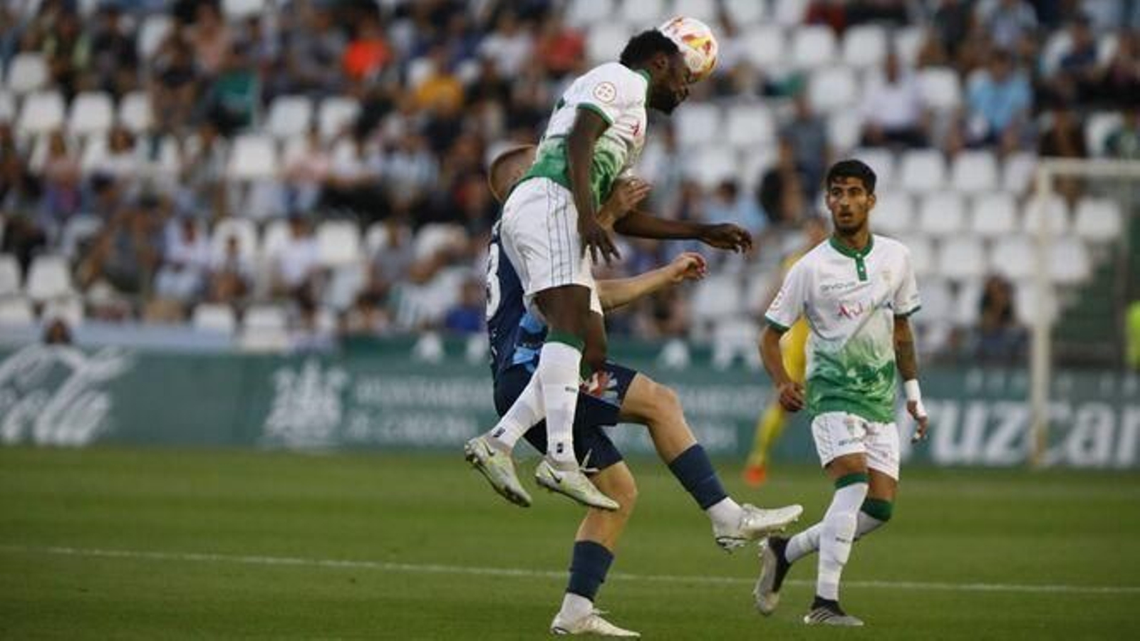 Diarrá salta sobre un adversario en el Córdoba-Rácing de Ferrol