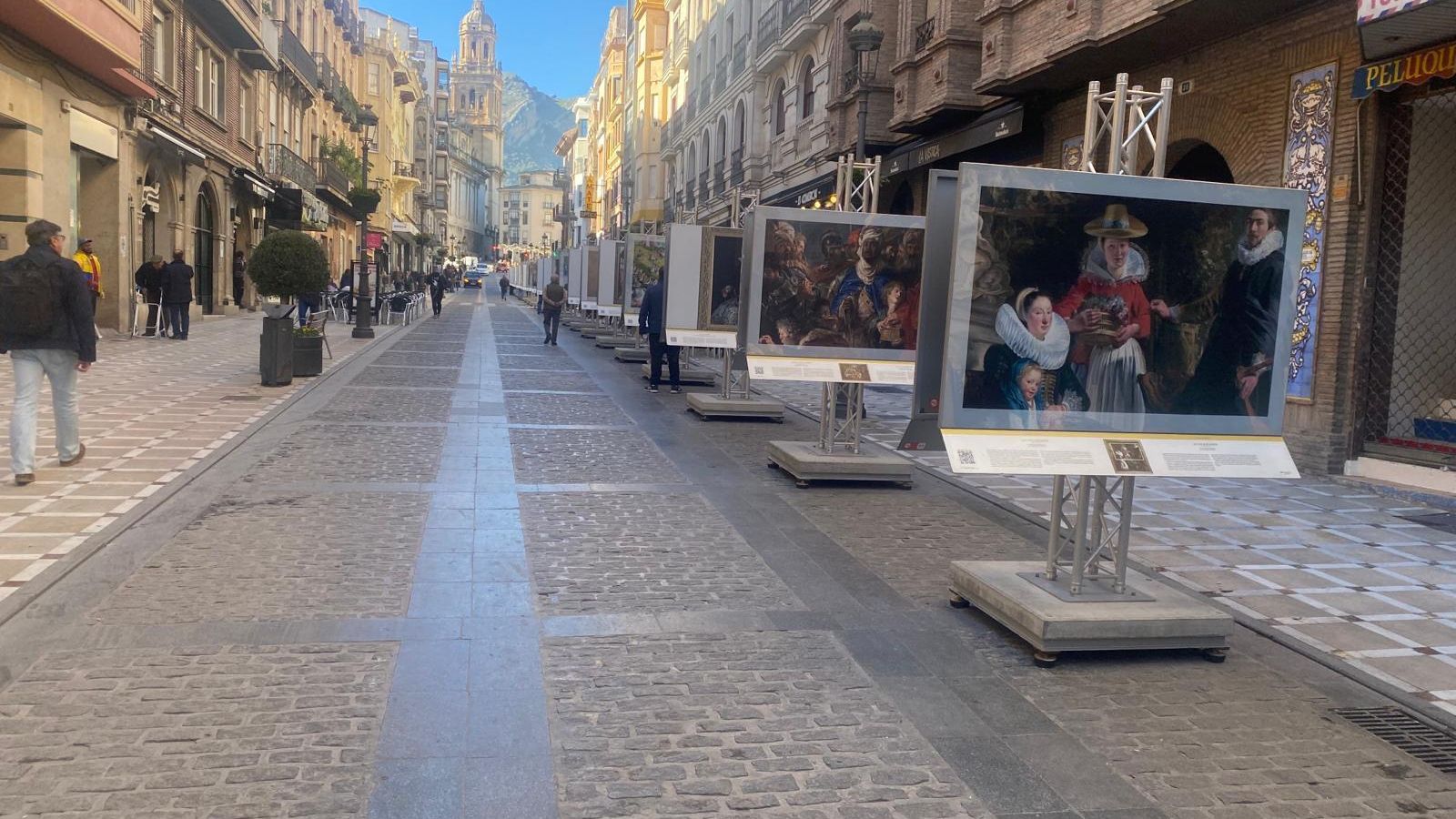 La Catedral de Jaén, al fondo, confiere una estampa espectacular a la exposición. La Catedral de Jaén, al fondo, confiere una estampa espectacular a la exposición.