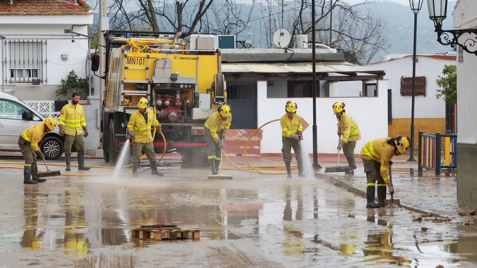 Efectivos del Infoca retirando barro, este miercoles, en Doña Ana.