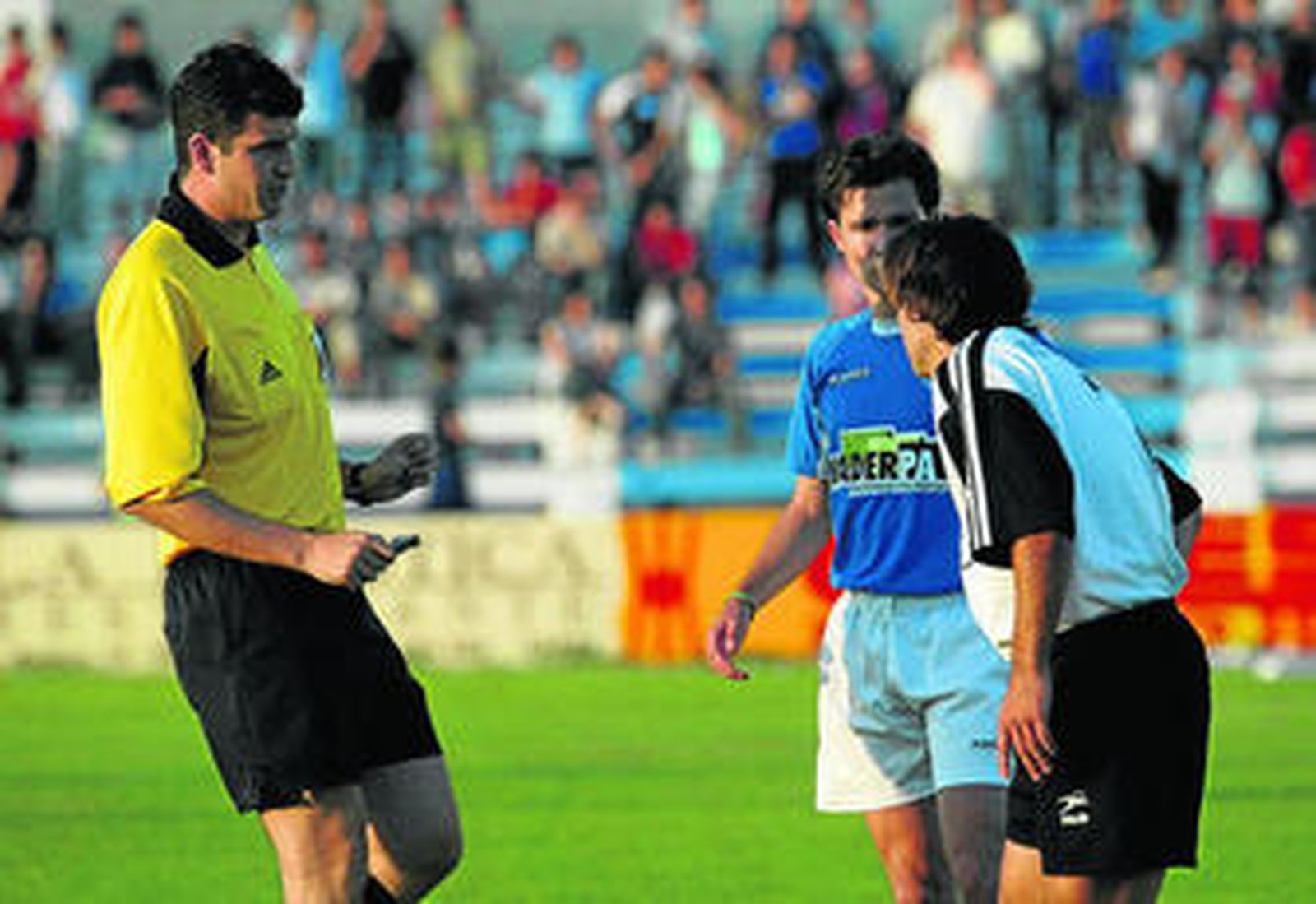 Ortiz Blanco (d) se dirige a Diego López y a un jugador del Díter en el partido del 13 de junio de 2004 en Zafra.