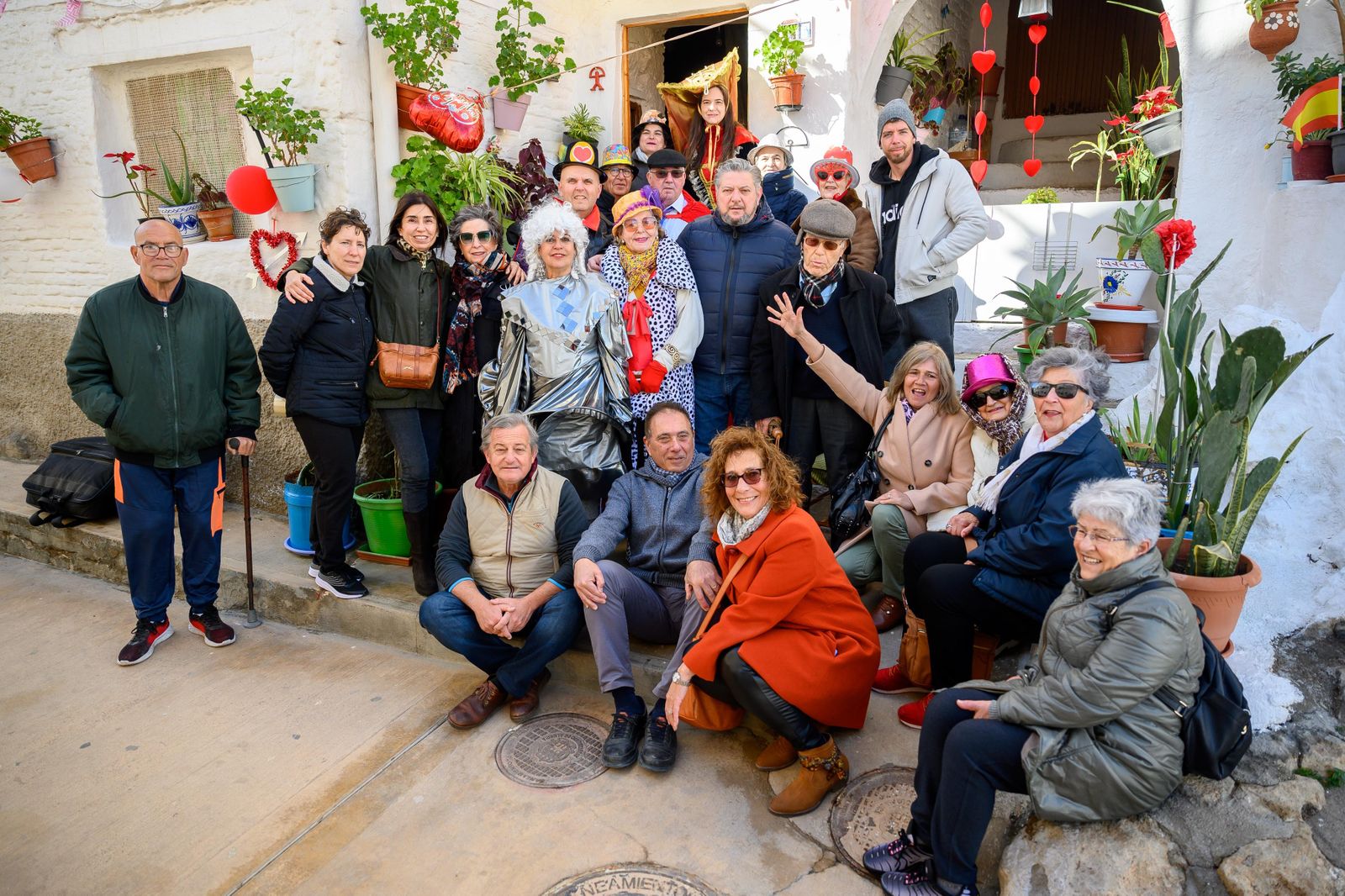 Los ediles almerienses con los vecinos de La Loma.