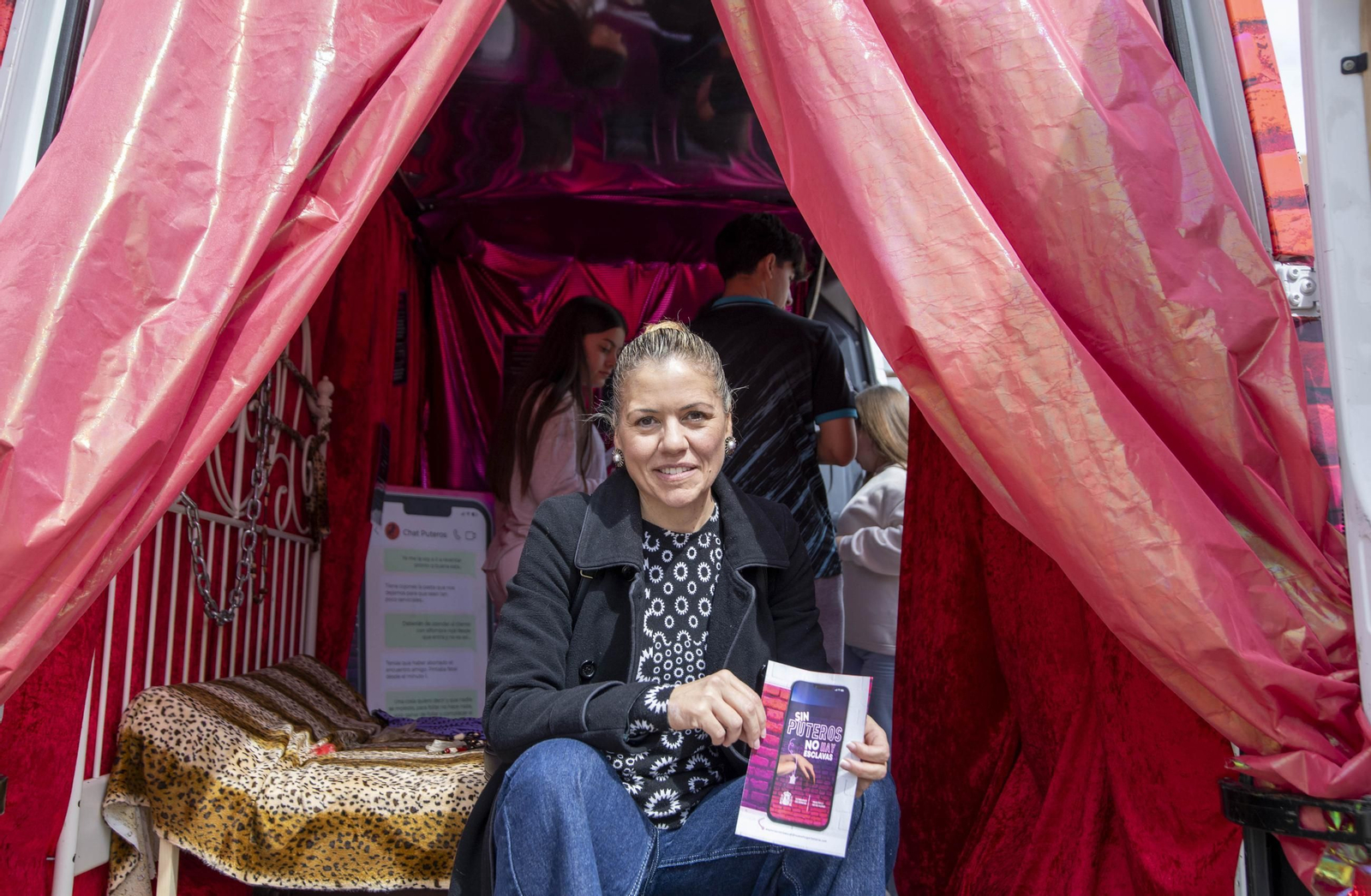 Sensibilización sobre la trata de mujeres en el IES Maestro Padilla de Almería, en imágenes