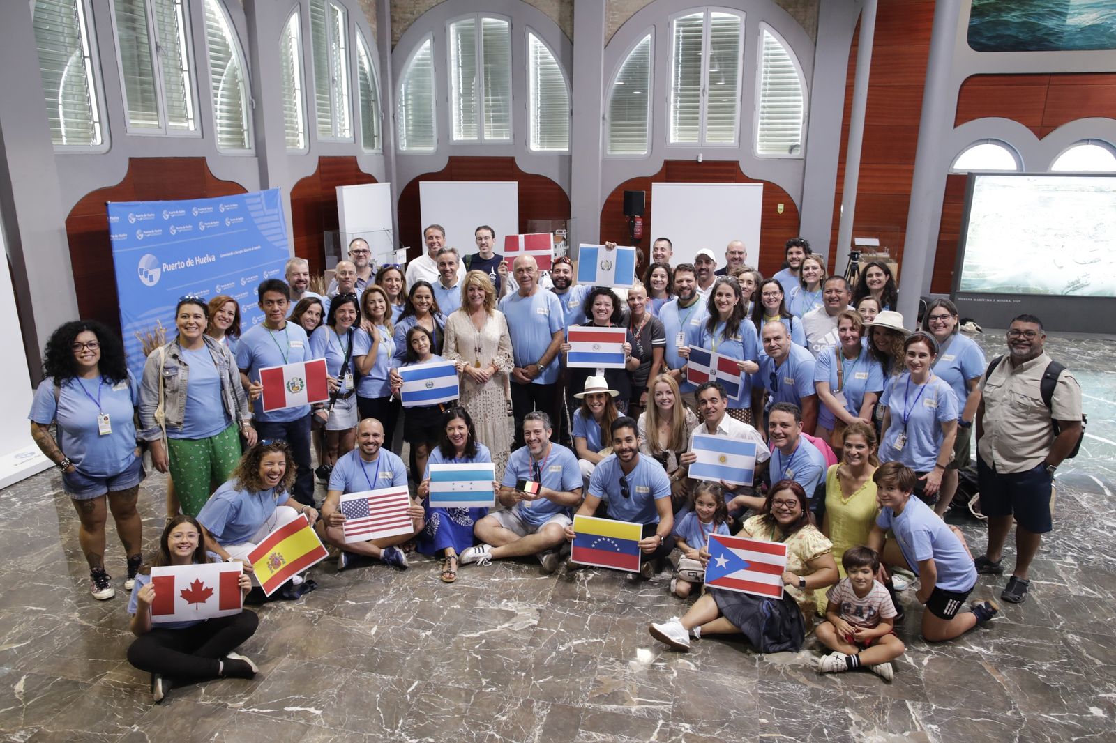 Los expedicionarios de la Ruta Quetzal en las Cocheras del Puerto de Huelva.