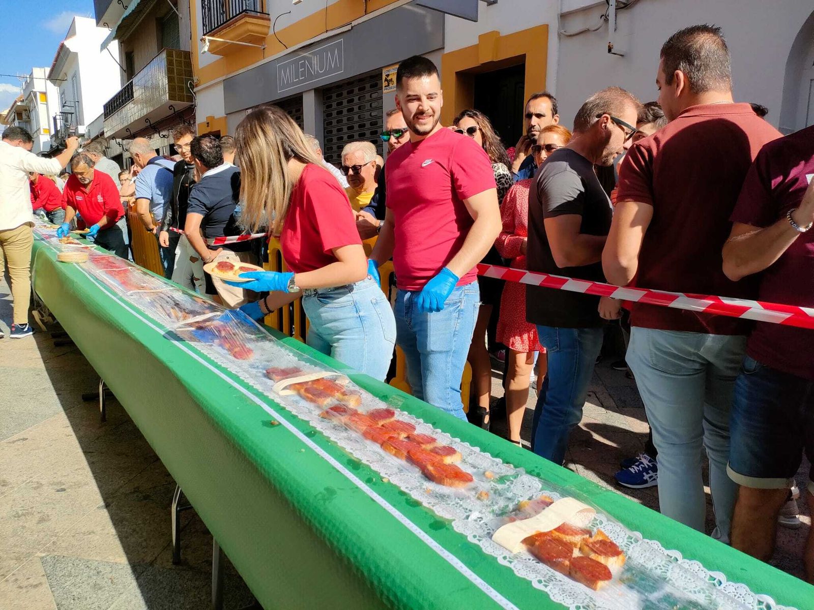 Fotos de la tosta ibérica de más de 150 metros preparada en Los Barrios