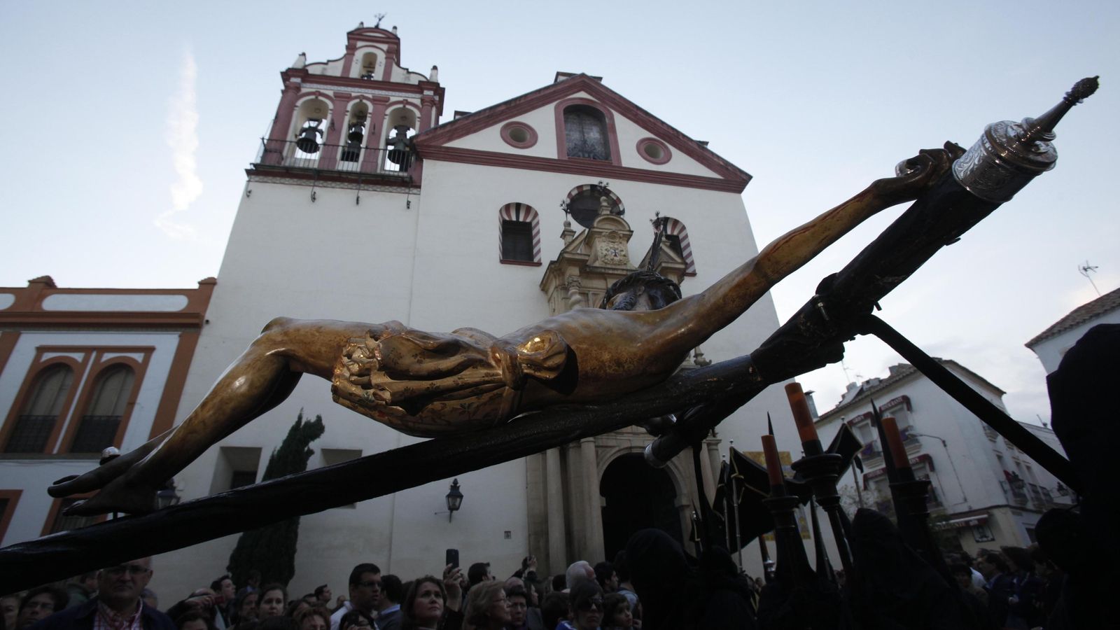 Cristo muerto en la cruz, ante la Trinidad.