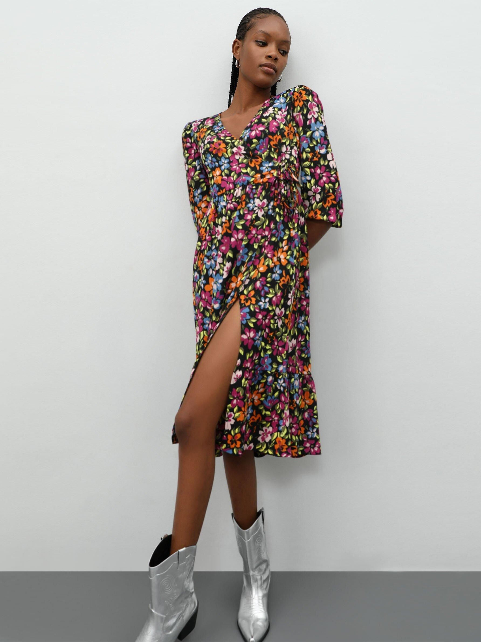 Vestido cruzado de flores de Lefties. Vestido cruzado de flores de Lefties.