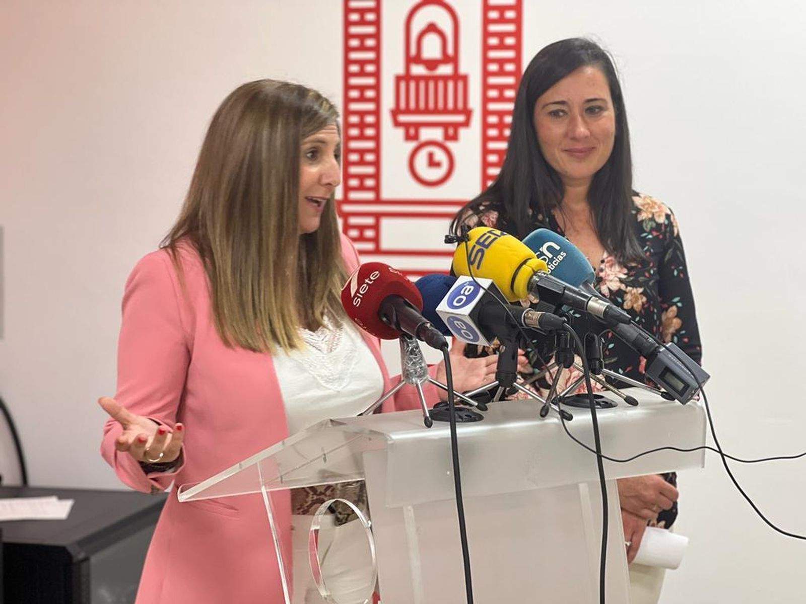 Irene García y Rocío Arrabal en rueda de prensa en la sede del PSOE en Algeciras