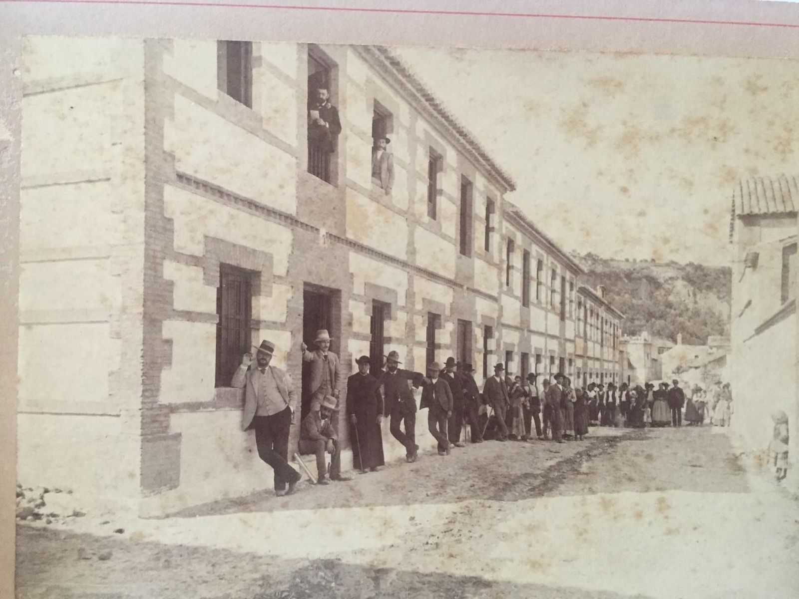 Grupo de quince casas levantadas por el Casino Gaditano en la población de Albuñuelas (Granada) tras el terremoto ocurrido en la Navidad de 1884.