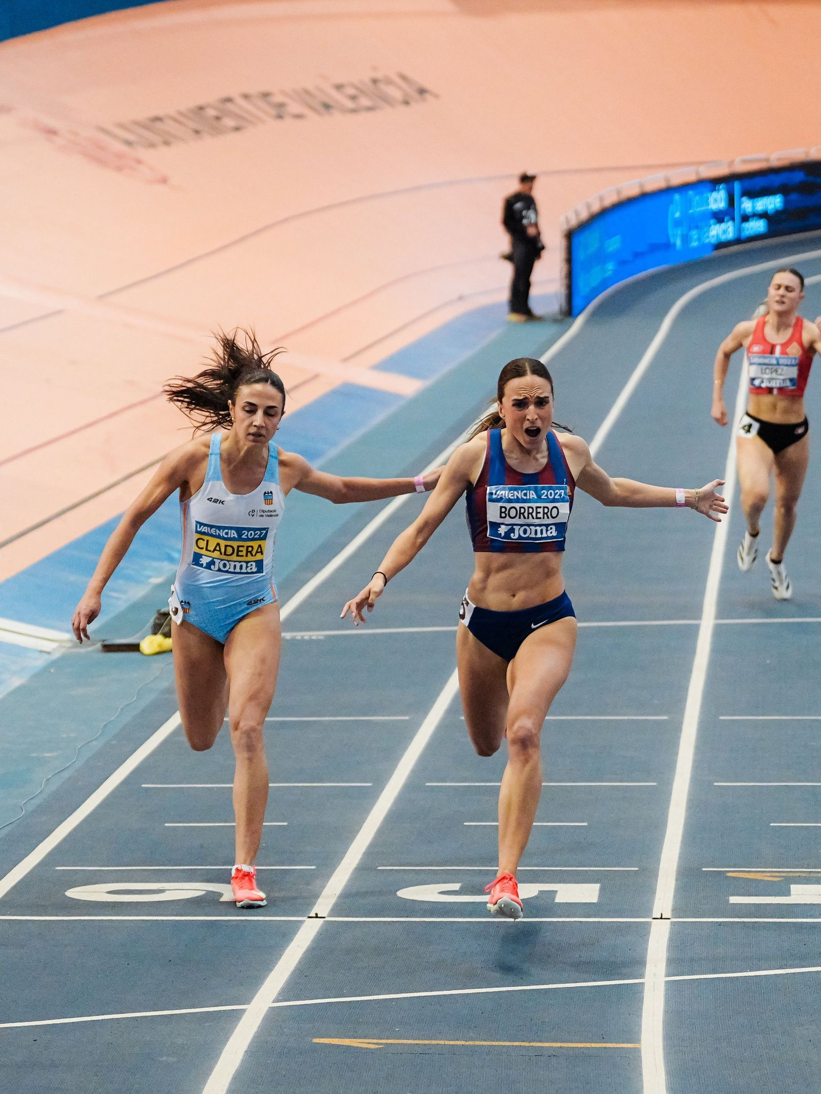 Alba Borrero entra en la meta como ganadora de los 200 metros por delante de Cladera.