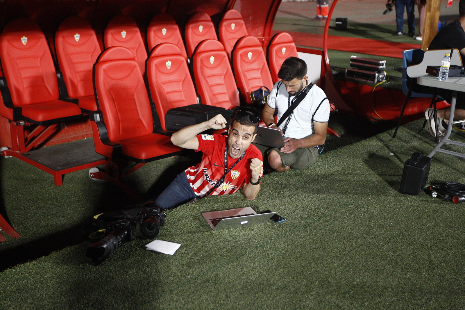 Las imágenes de la fiesta del ascenso de la U.D. Almería en el Estadio Mediterráneo.