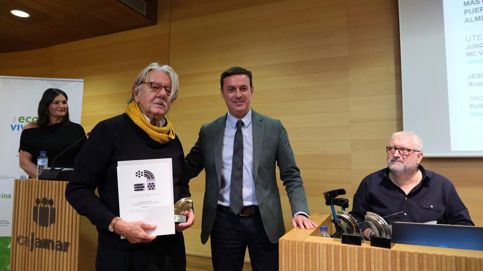 Jerónimo Junquera, redactor del Máster Plan, y Javier A. García, presidente de la Diputación.