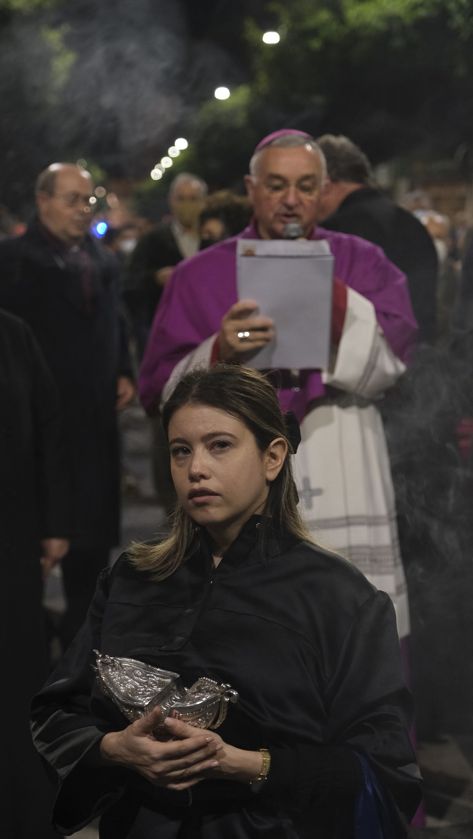 Procesión del Vía Crucis del Santo Cristo de la Escucha en Almería, en imágenes.
