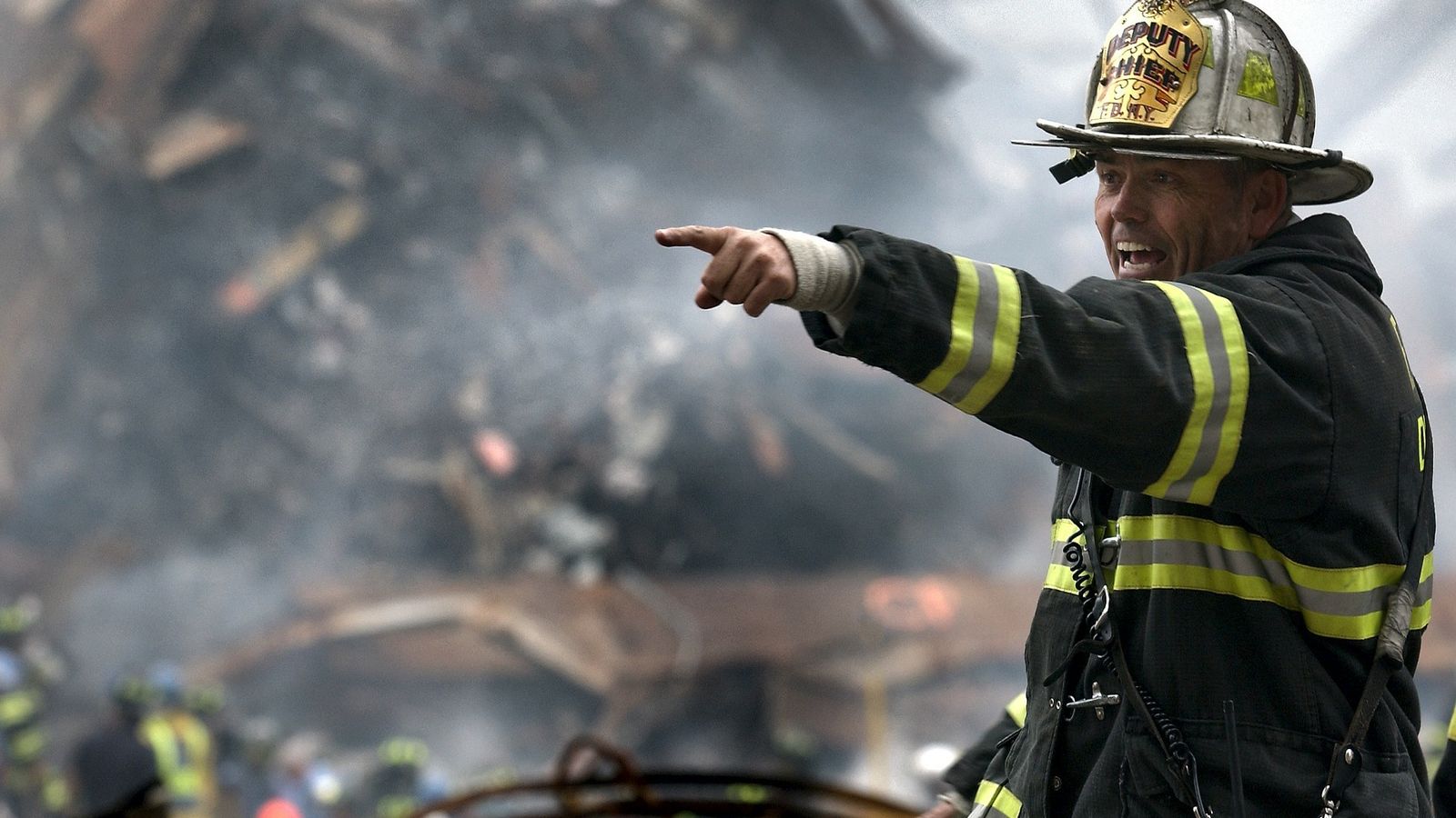 Un bombero, en plena intervención