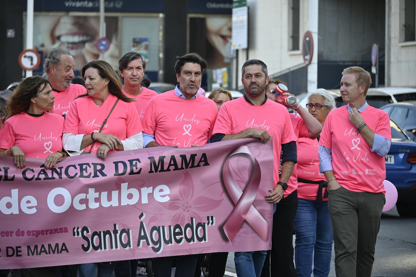Cadena humana del día internacional del cáncer de mama