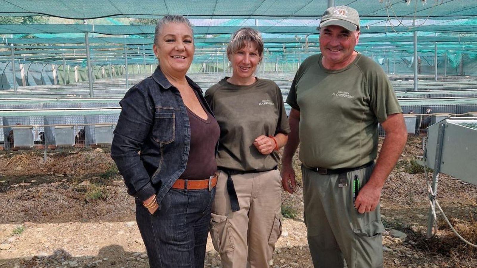 La delegada Carmen Lidia Reyes ha visitado en Órgiva la explotación El Carbonero guiada por la propietaria, Alicia Rodríguez