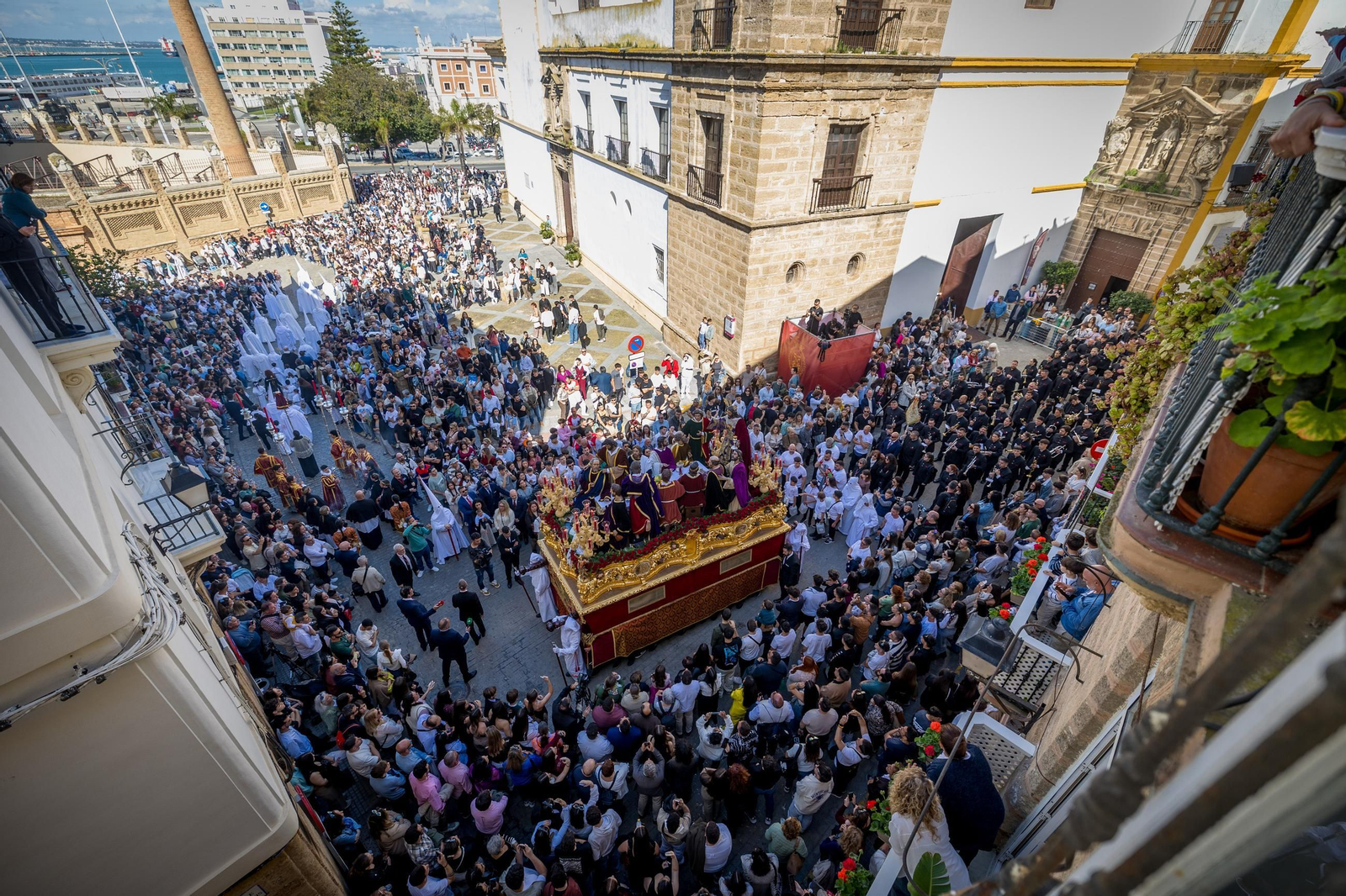 Imágenes de la salida de la Sagrada Cena en la Semana Santa de Cádiz 2025