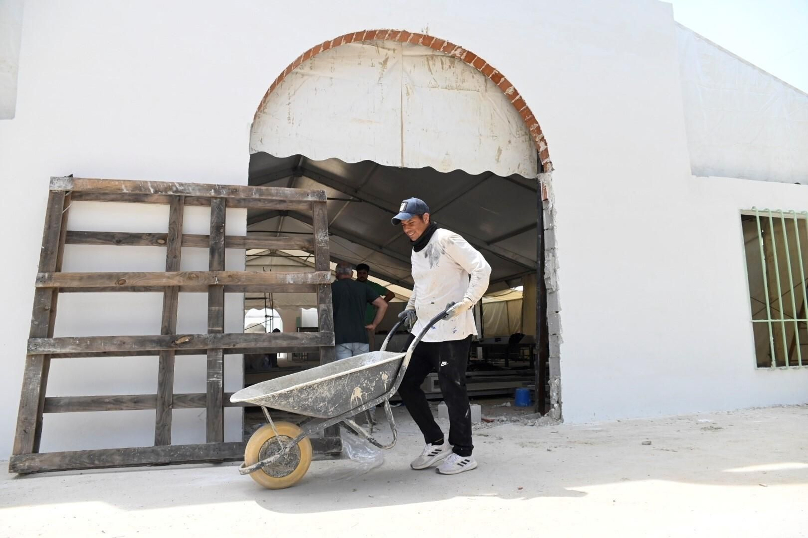 El montaje de las casetas y atracciones de la Feria de Córdoba 2024, en imágenes