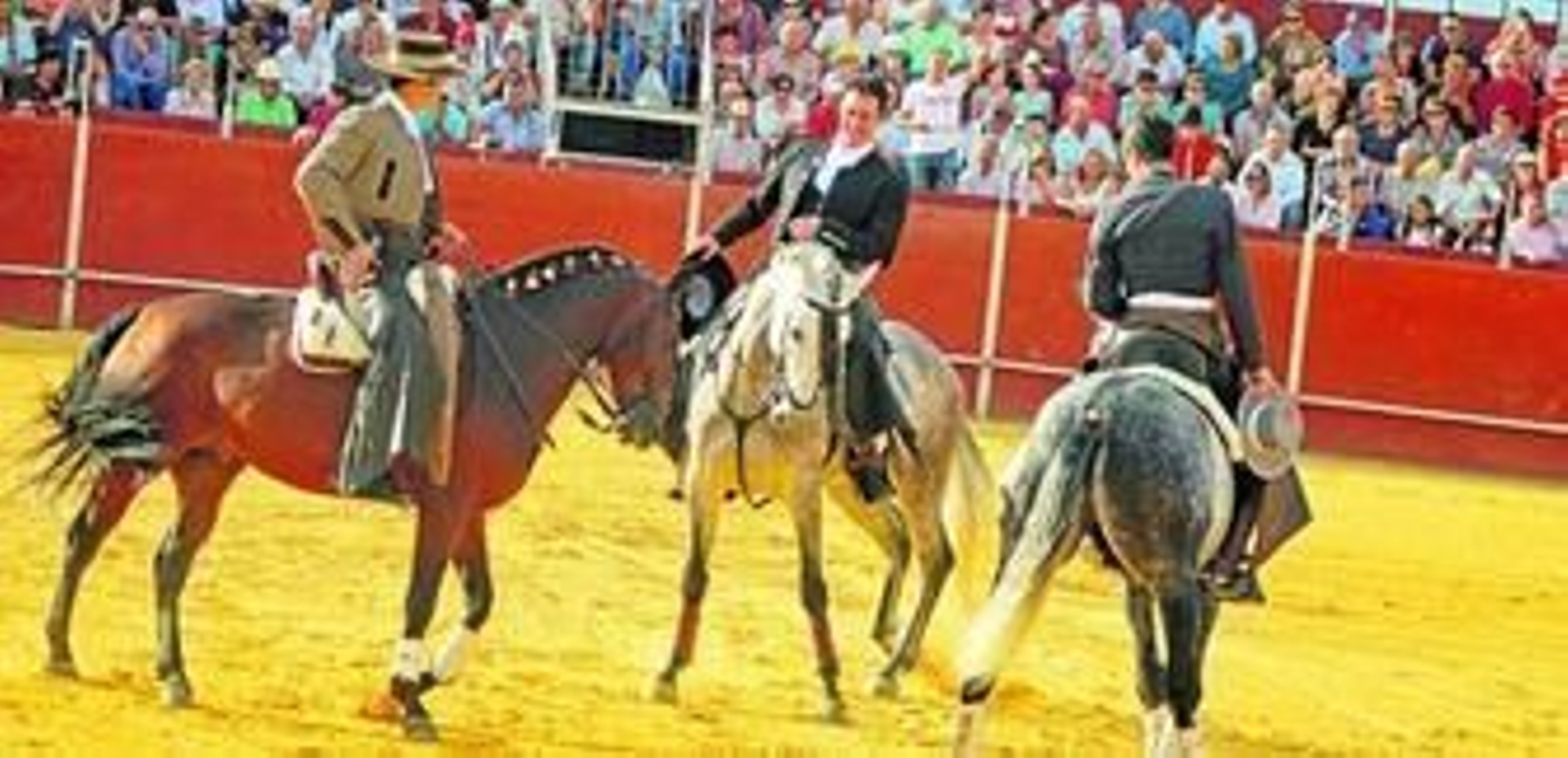 Álvaro Montes colocando una rosa a su primero.