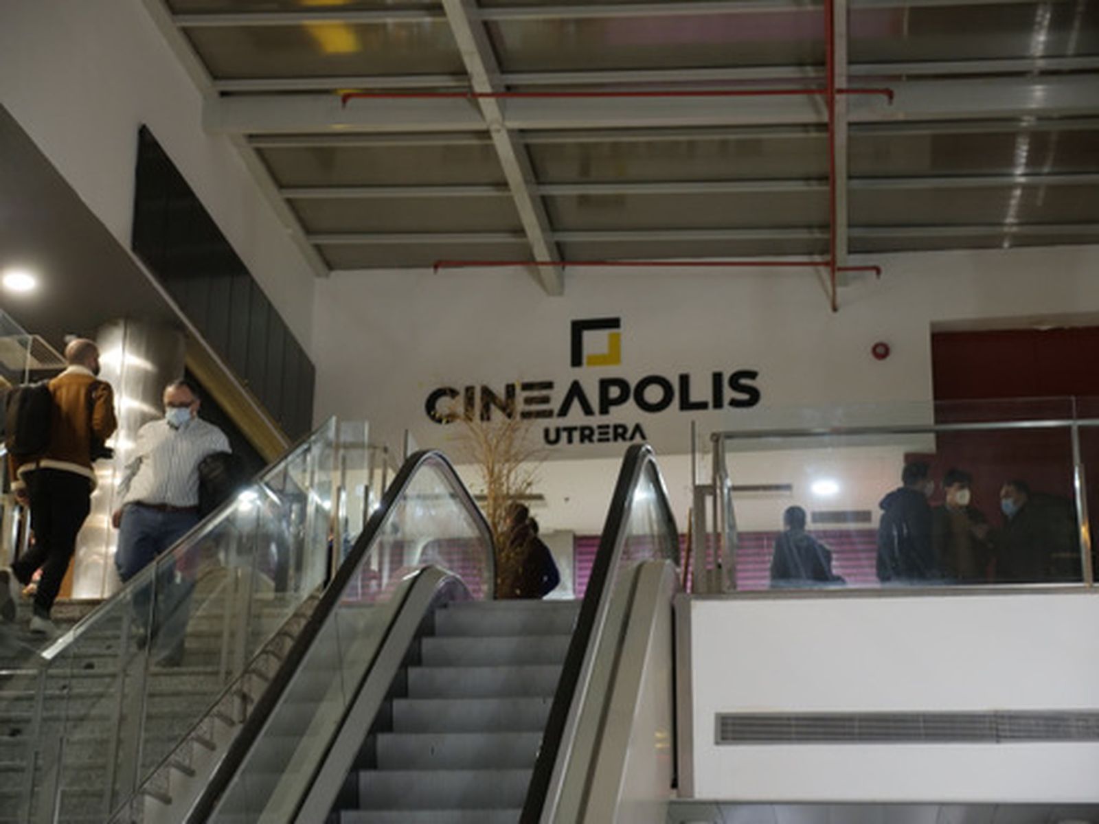 El acceso a los cines de Utrera, que funcionan de nuevo desde el pasado fin de semana tras su adquisición por parte del Ayuntamiento.