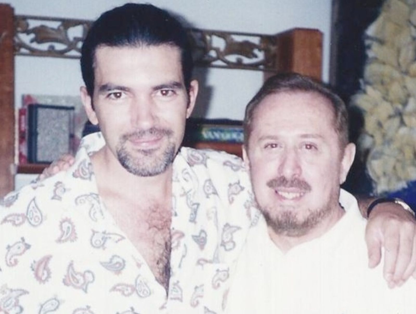 Pepe Ruiz, a la derecha, con Antonio Banderas tras el rodaje de una película con Pedro Almodóvar a mediados de los años 80