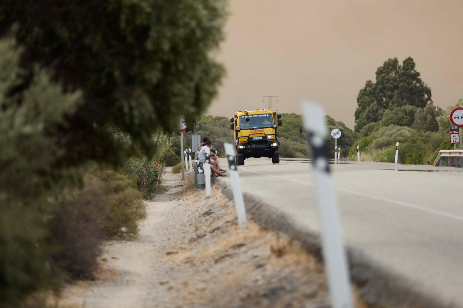 Las imágenes del incendio de Tarifa: más de un centenar de efectivos para controlar las llamas