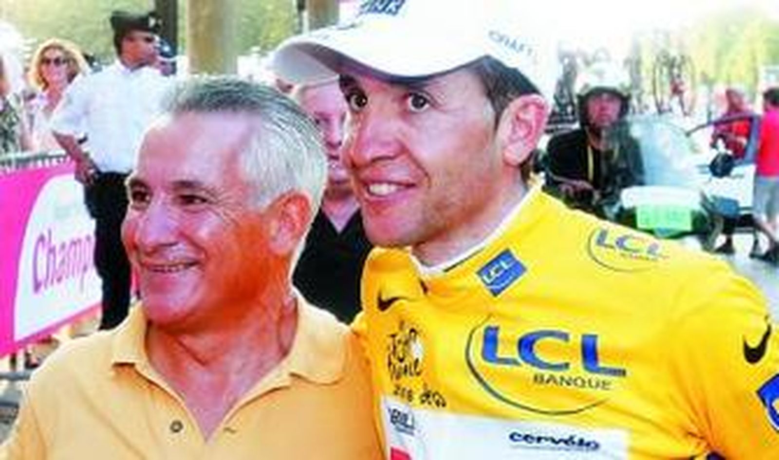 Carlos Sastre, junto a su padre, Víctor, en París.