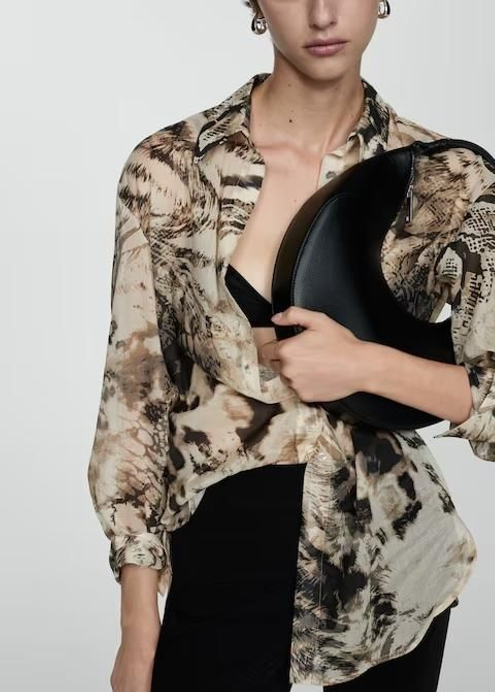 Camisa con estampado 'animal print' semitransparente