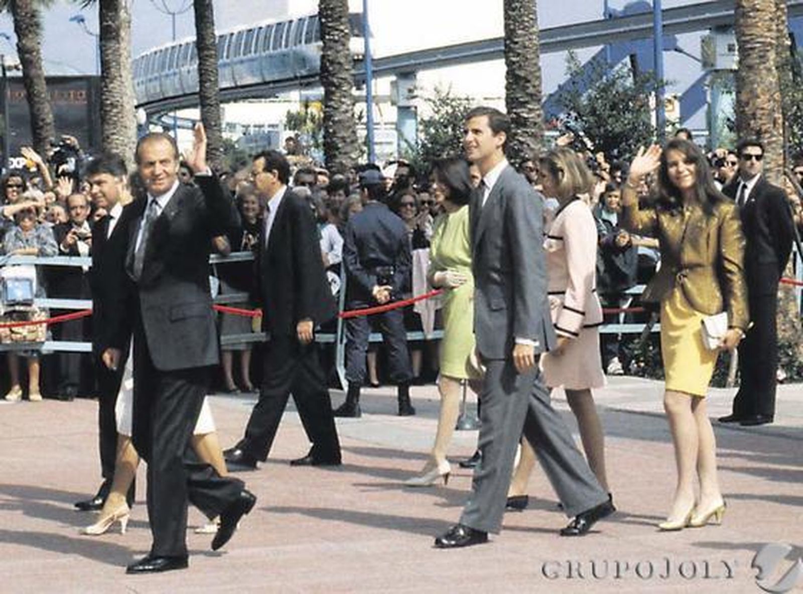 La Familia Real recorre el recinto de la Expo.